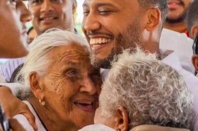 Gabriel Sosa Sonriendo junto a dos señoras