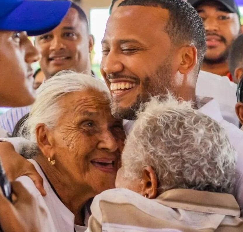 Gabriel Sosa Sonriendo junto a dos señoras