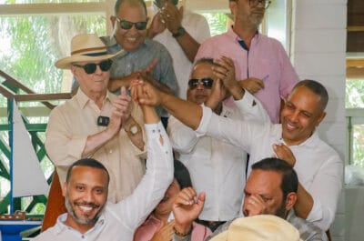 Carolina Mejía recibe respaldo de dirigentes del PRM de Monseñor Nouel en encuentro político en San Cristóbal.